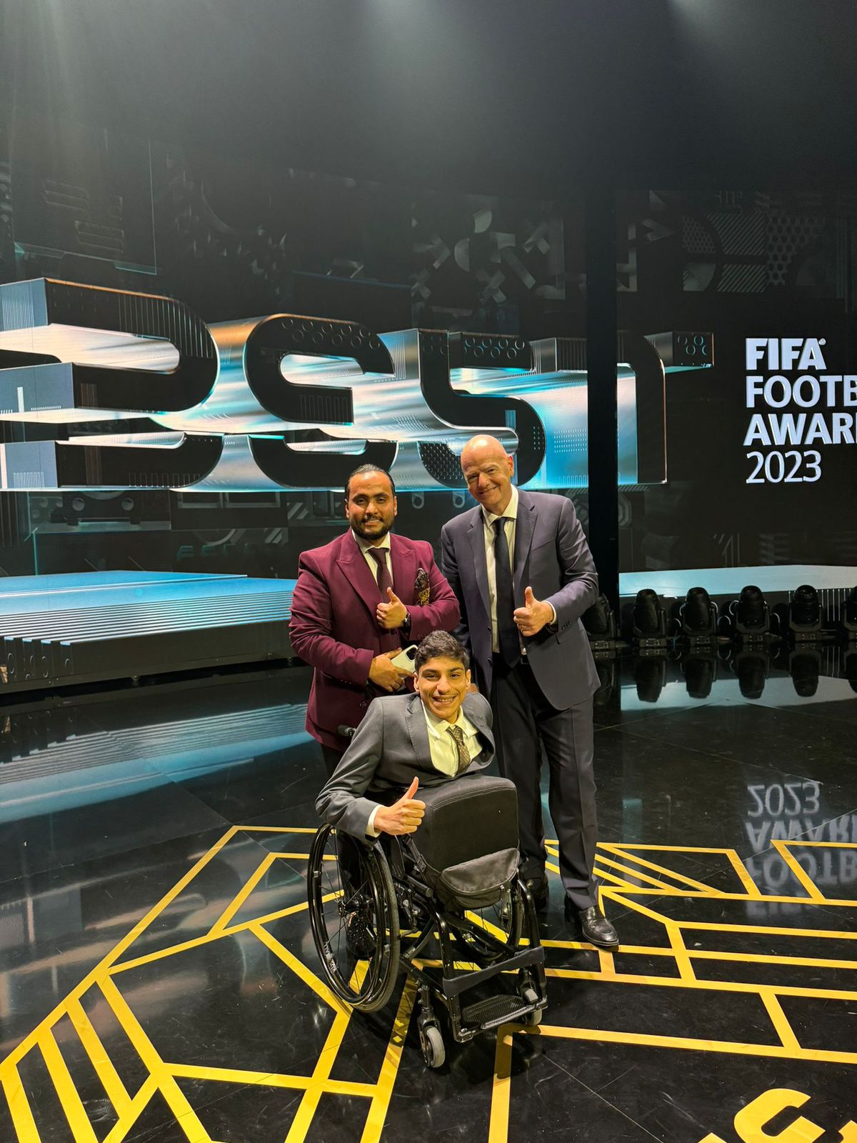 حامد المقطري مع رئيس الفيفا جياني إنفانتينو خلال حفل The Best FIFA Football Awards